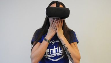 women with vr