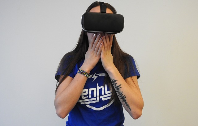 women with vr