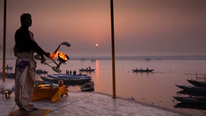 ganga aarti photo, ganga priest fraud. beautiful ganga river