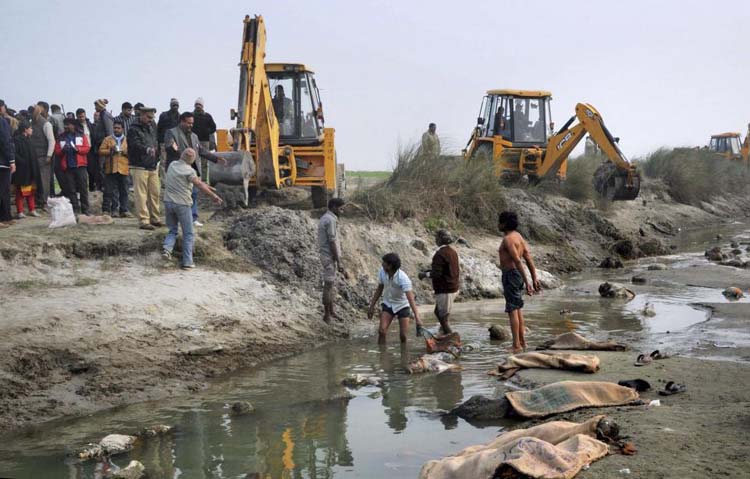 ganga river dead body, ganga cremation, bone ash ganga pollution